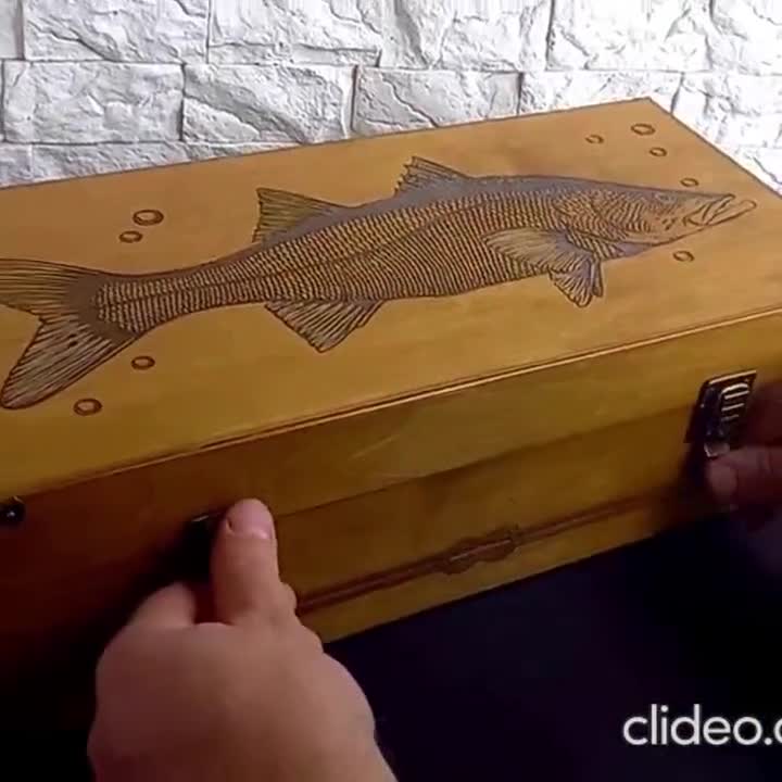 Salvadanaio in legno a tema pesca o barile per soldi con incisione gratuita personalizzata carpa trota persico regalo di Natale mb - Italia