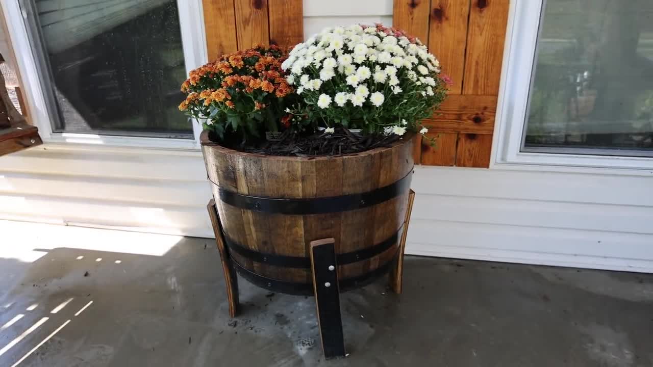 Jardinera elevada con barril de bourbon, image size:1280x720