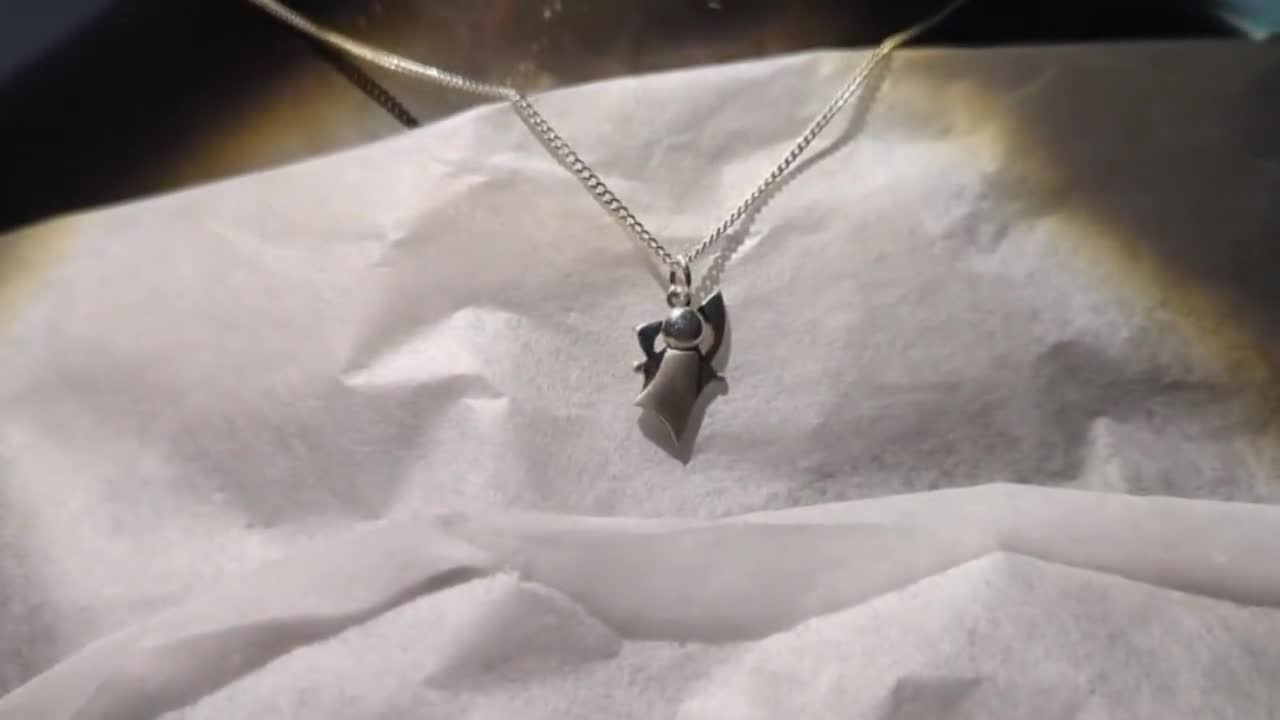 Pendentif ange en argent, fait main video poster