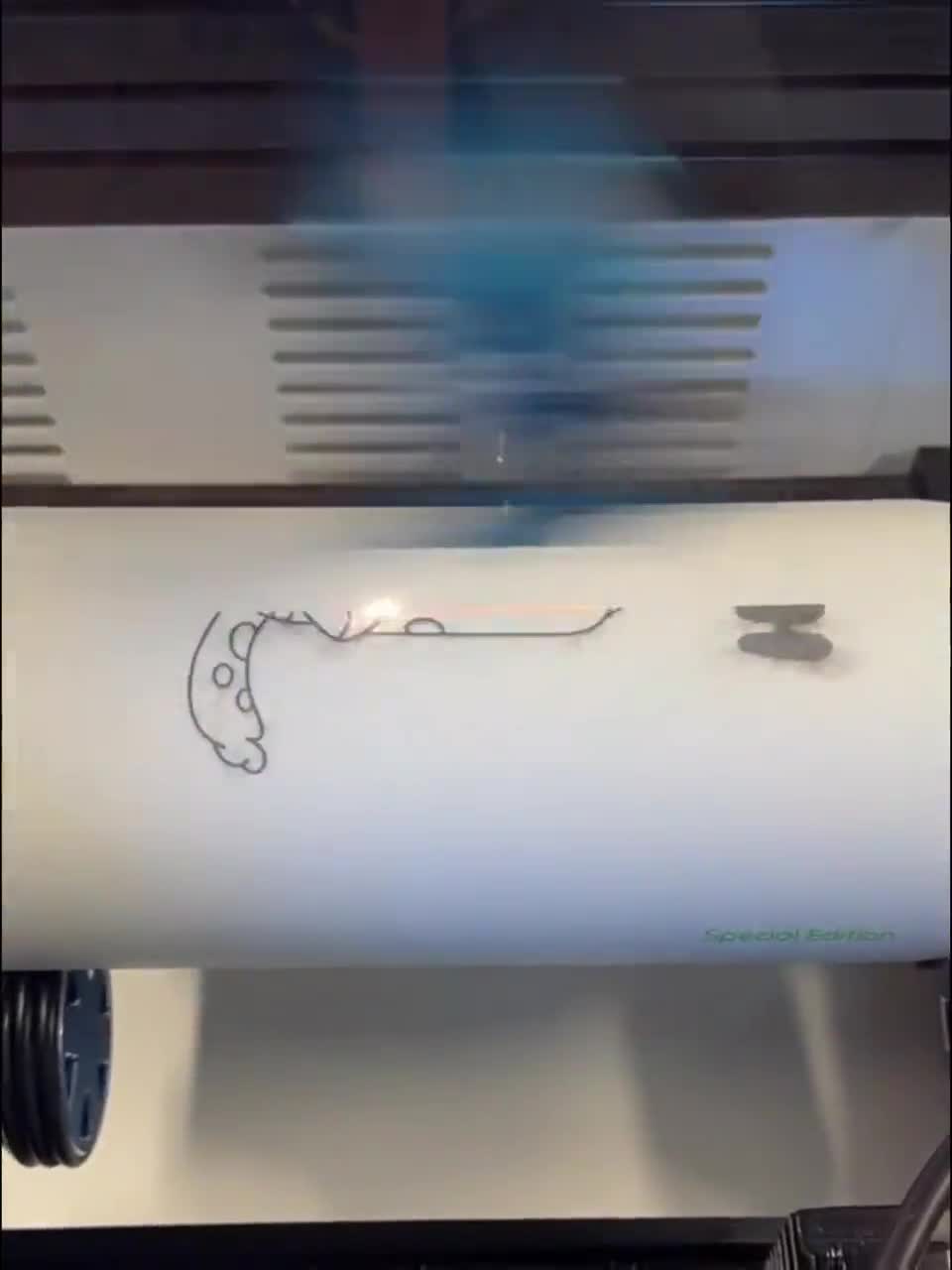 Botella de agua Owala Freesip en grandes cantidades, botella de acero inoxidable con nombre y logotipo personalizados y grabado con láser para miembros de la empresa. video poster