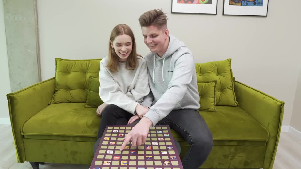 Póster para raspar con 100 ideas para citas - Lista de deseos para parejas - Idea de regalo para San Valentín (42 x 59,4 cm; 16,5 x 23,4") video poster