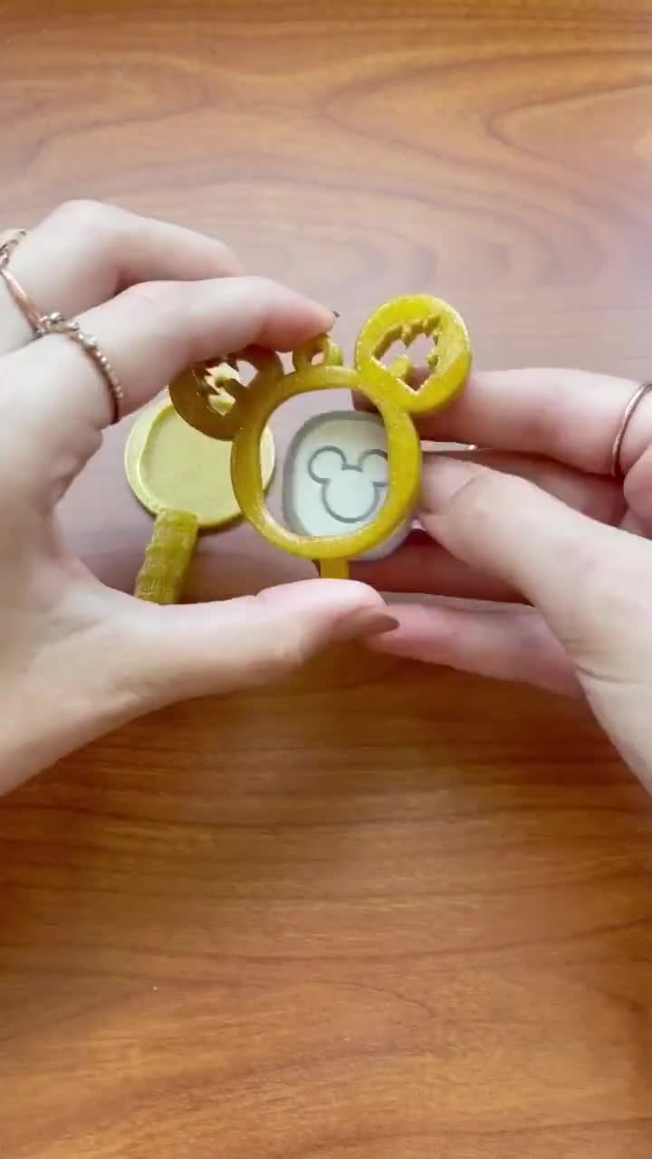 Soporte para MagicBand+ Plus con diseño de ratón fantasma - Soporte para el icono del disco de Disney MagicBand+ Plus video poster