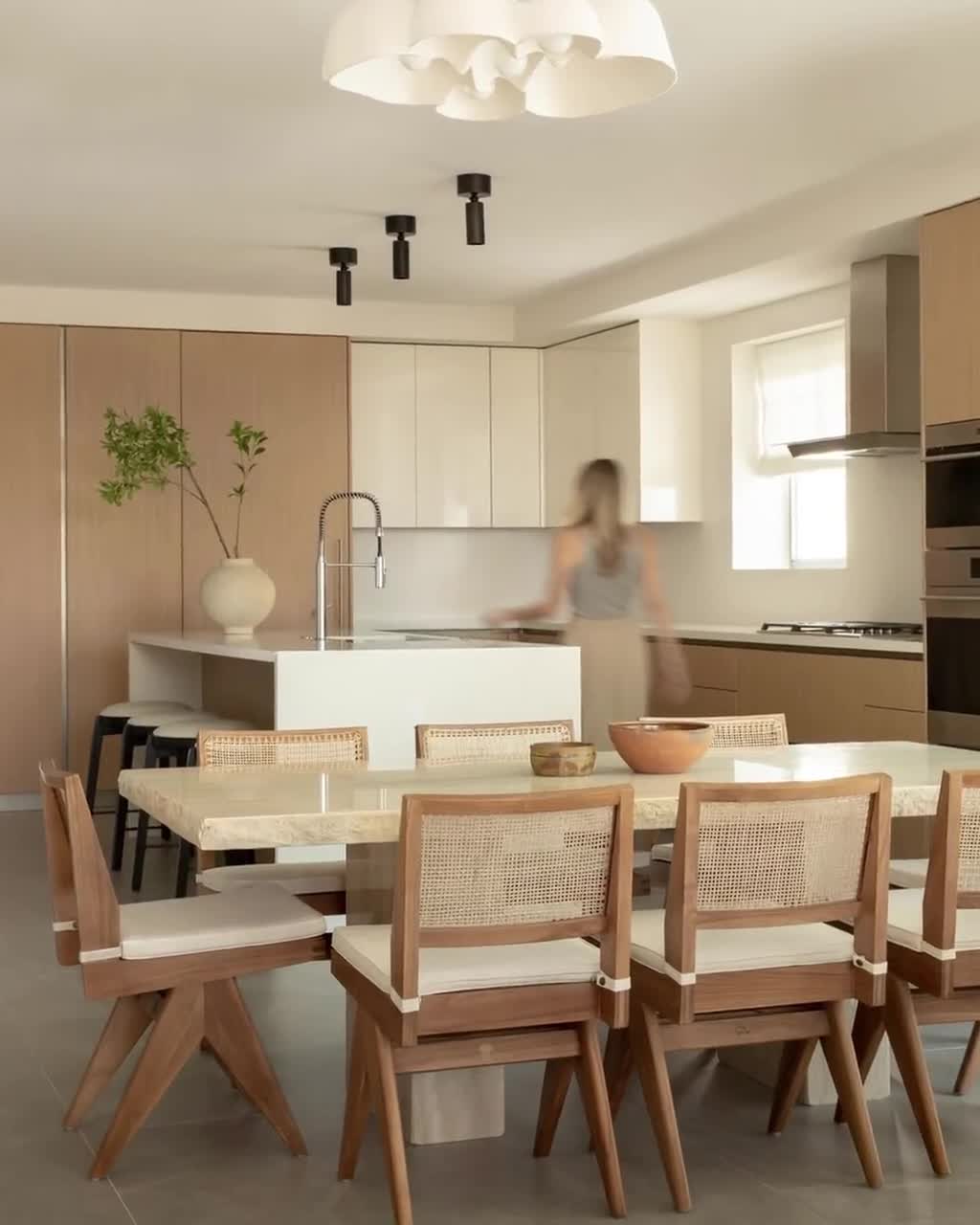 Cadeira Chandigarh Capitol em vime - Teca e rattan trançado à mão video poster