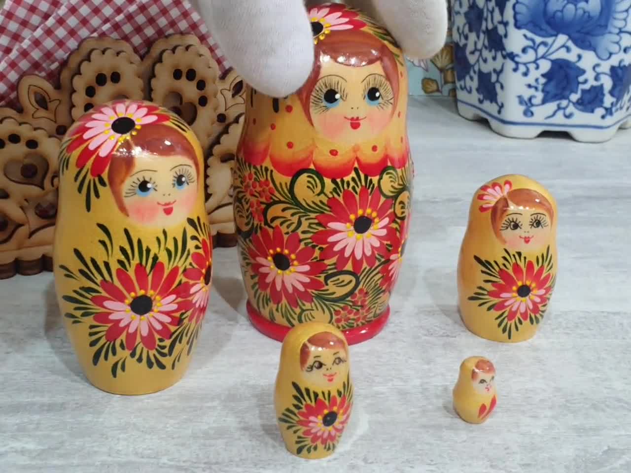 金色のロシアの入れ子人形5体セット。手描きの木製マトリョーシカに花