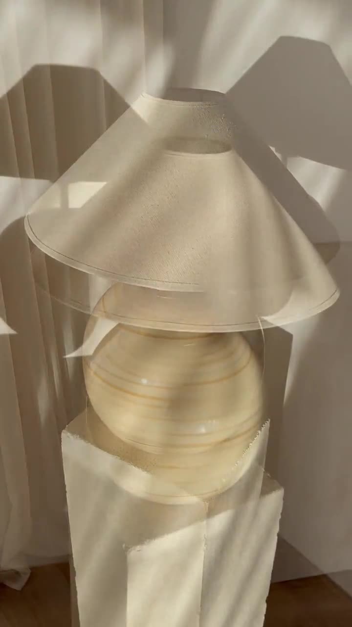 Lámpara de mesa de cerámica esmaltada tamaño XL con pantalla de tela color crema, iluminación estilo wabi-sabi Japandi, perfecta para dormitorio, sala de estar y comedor. video poster