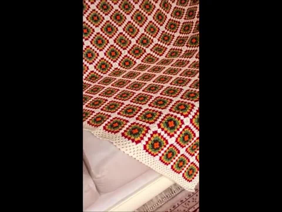かぎ針編みのアフガンブランケット、おばあちゃんのスクエアベッド