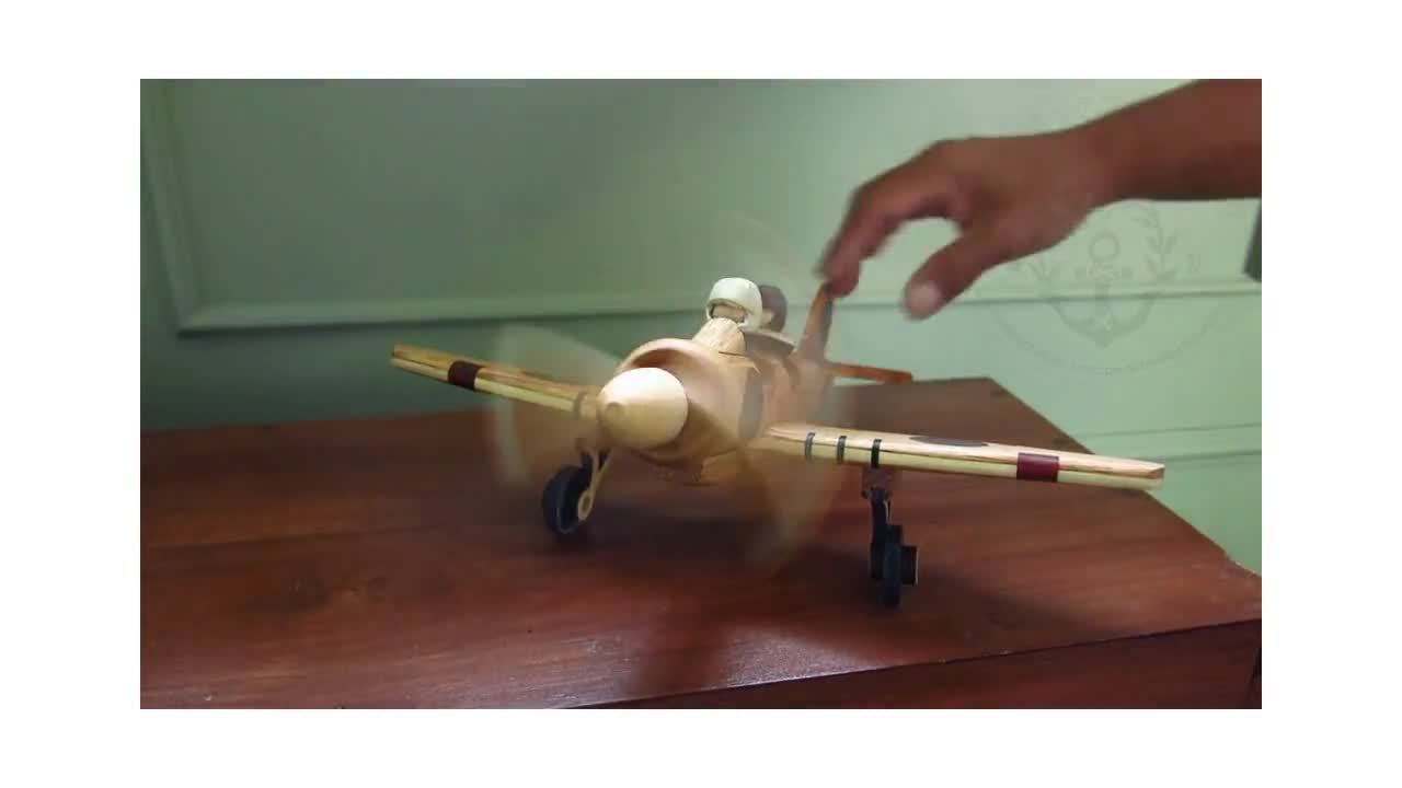 木製おもちゃの飛行機：マグネット式パイロット、ボールベアリング式