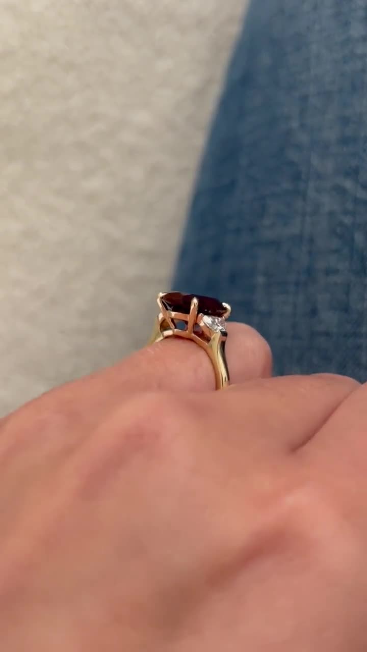 5カラットのラボグロウンルビーの婚約指輪：14Kイエローゴールド