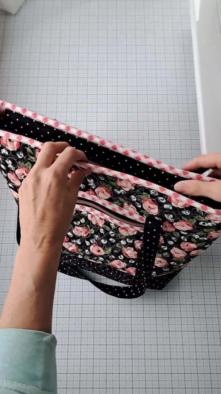 Sew What by Debbie Shore Step by steps for my zippered tote bag