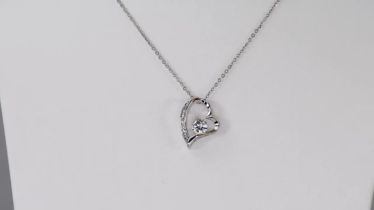 Collana con ciondolo a forma di cuore con scritta I Love You