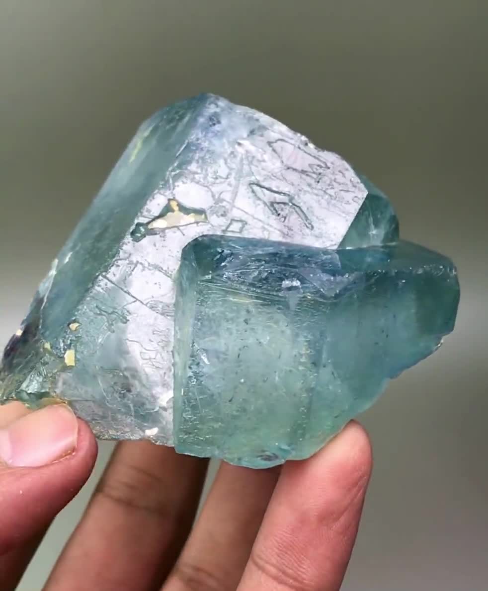 856.10 カラット 100% 天然緑がかったブルー ベリル アクアマリン