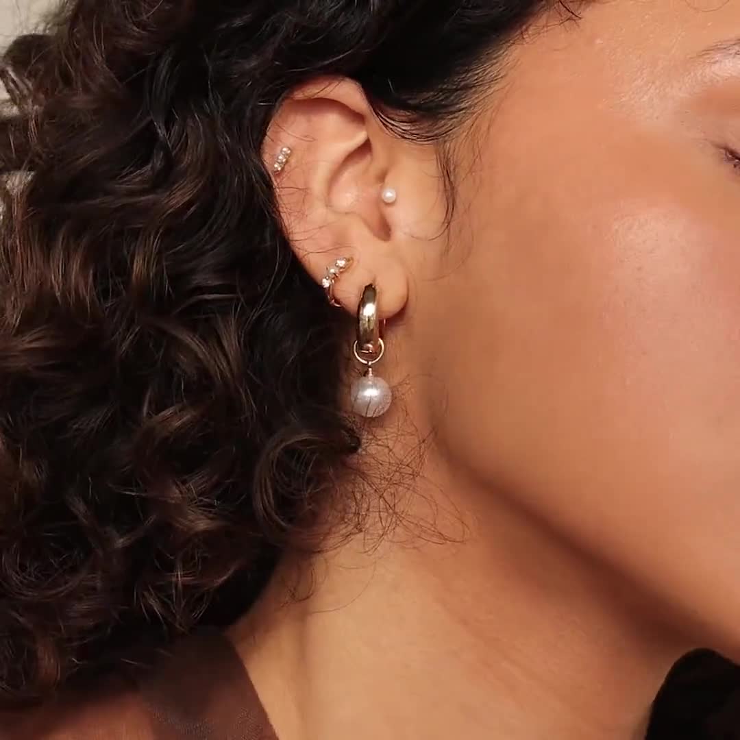 Caitlyn Minimalistの大胆なパールドロップイヤリング Caitlyn Minimalistの大胆なパールドロップイヤリング