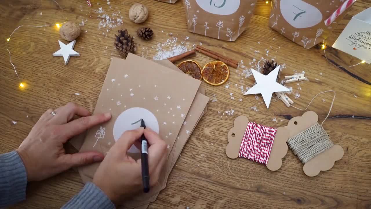 Sacchetti natalizi Sacchetti regalo da scrivere addosso 12 sacchetti di  carta kraft con decorazioni natalizie Alternativa alla carta da regalo 14  cm x 22 cm -  Italia