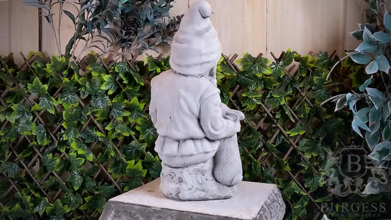 Statua di pietra dello gnomo e del coniglio / ornamento da giardino  all'aperto vintage mitico in pietra calcarea -  Italia