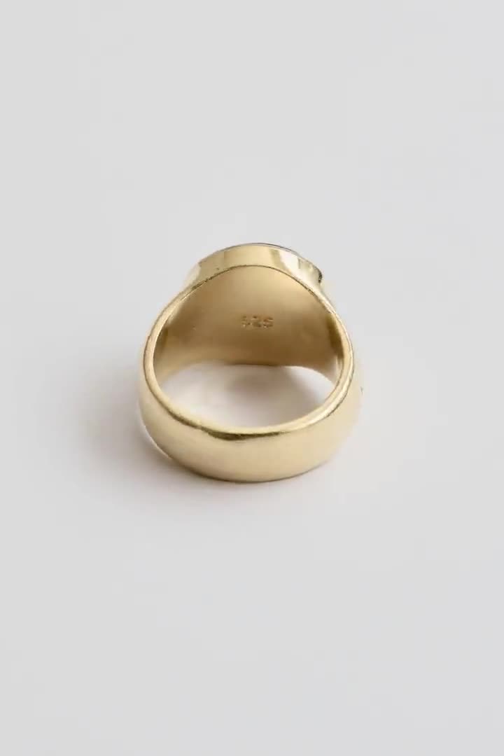 Are There Any Gender-Specific Pinky Ring Styles?