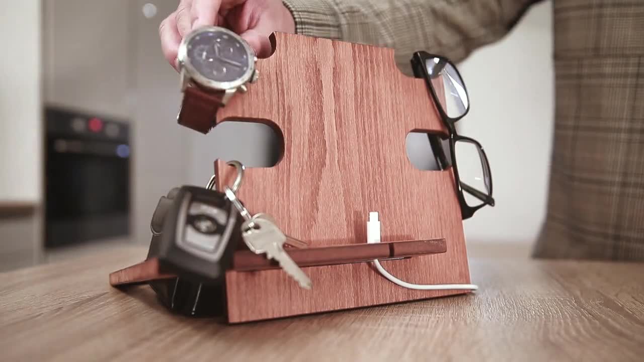  Regalos personalizados para hombres – Estación de acoplamiento  de madera para teléfono, organizador de mesita de noche con soporte para  llaves, soporte de cartera y organizador de relojes, regalos : Celulares