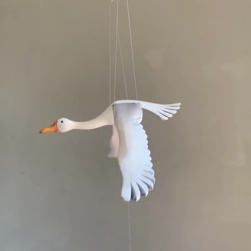 木製鳥のモビール、キネティックバード彫刻、ニュートラルなベビー
