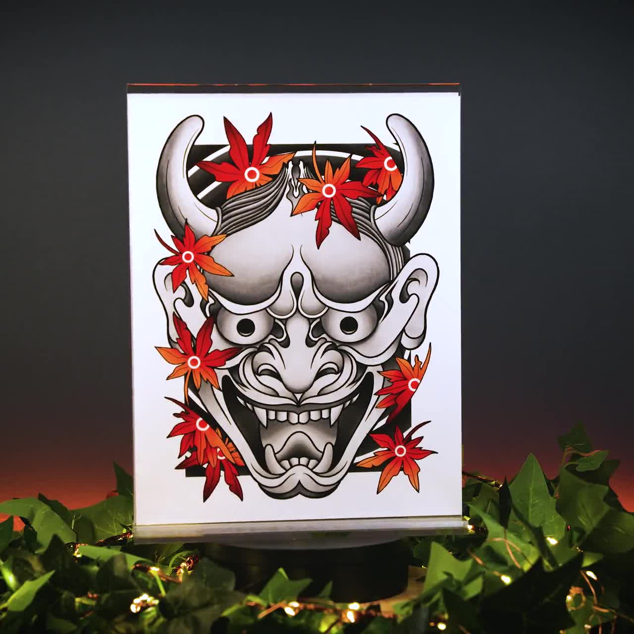 般若鬼能面 黒とグレーに楓の葉の伝統的な入れ墨 日本のタトゥー