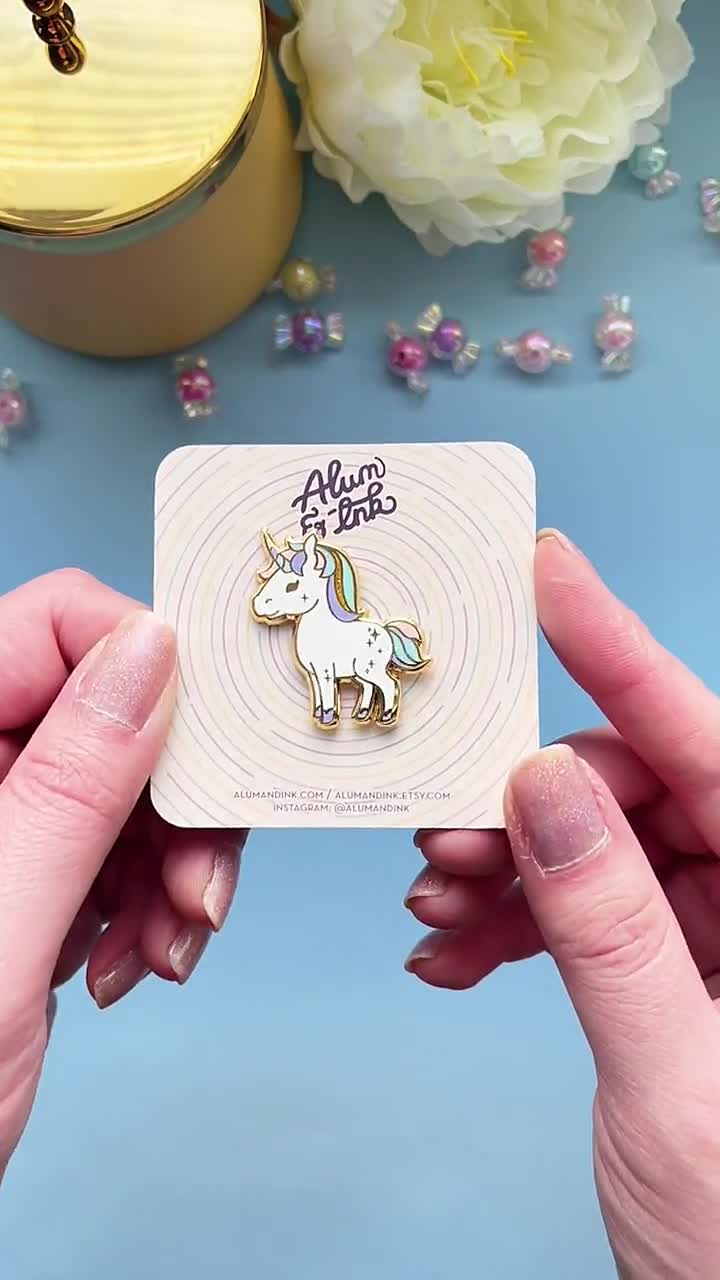 Unicorn rainbow enamel pin badge is a cute kawaii gift for her or him and  every unicorn lover. -  Nederland