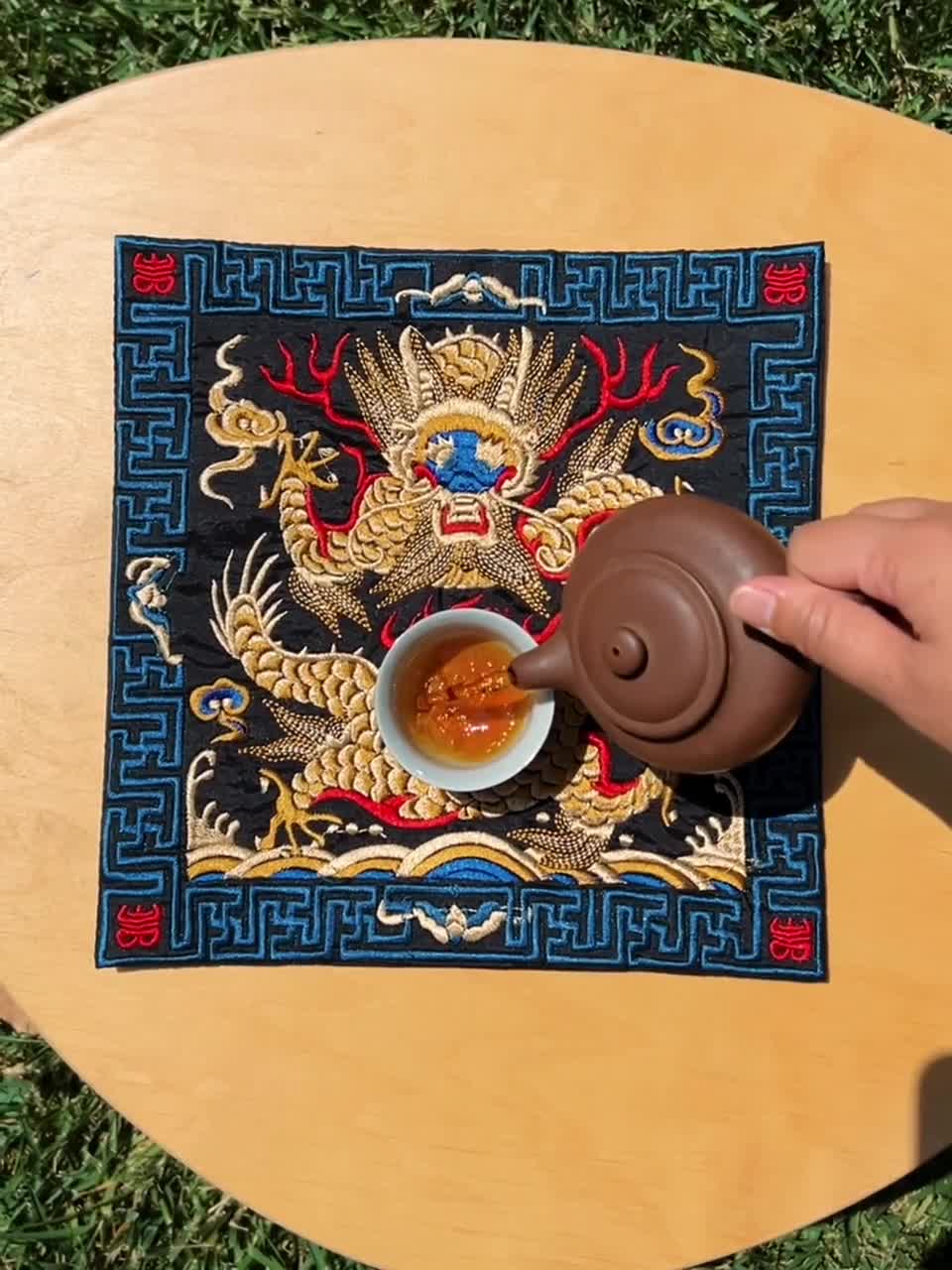 東洋風中国ドラゴンシルクブロケード祭壇布、伝統的な刺繍の神社