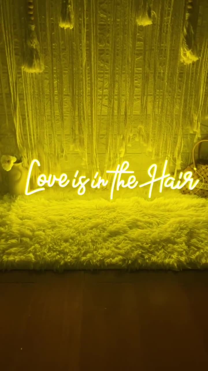 Insegna Al Neon Love Is In The Hair – Luce LED Per Barbieri E Saloni Di Bellezza – 35x28 Cm – Luminosità Regolabile Con USB