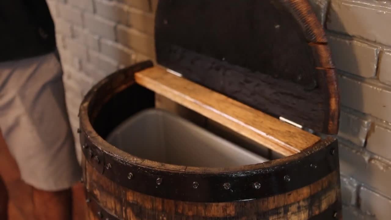 Cubierta para bote de basura de barril de whisky: contenedor de  almacenamiento de madera de medio barril, image size:1280x720