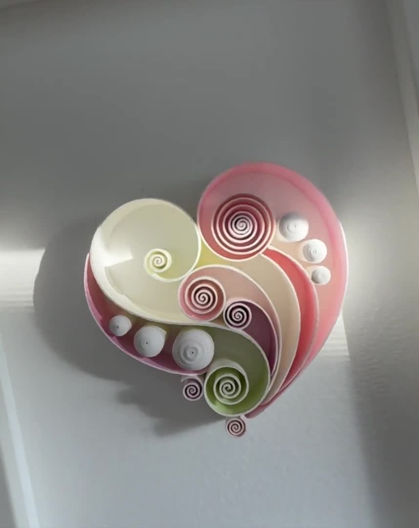 クイリングハートのウォールアート：額装された3Dパステルペーパー
