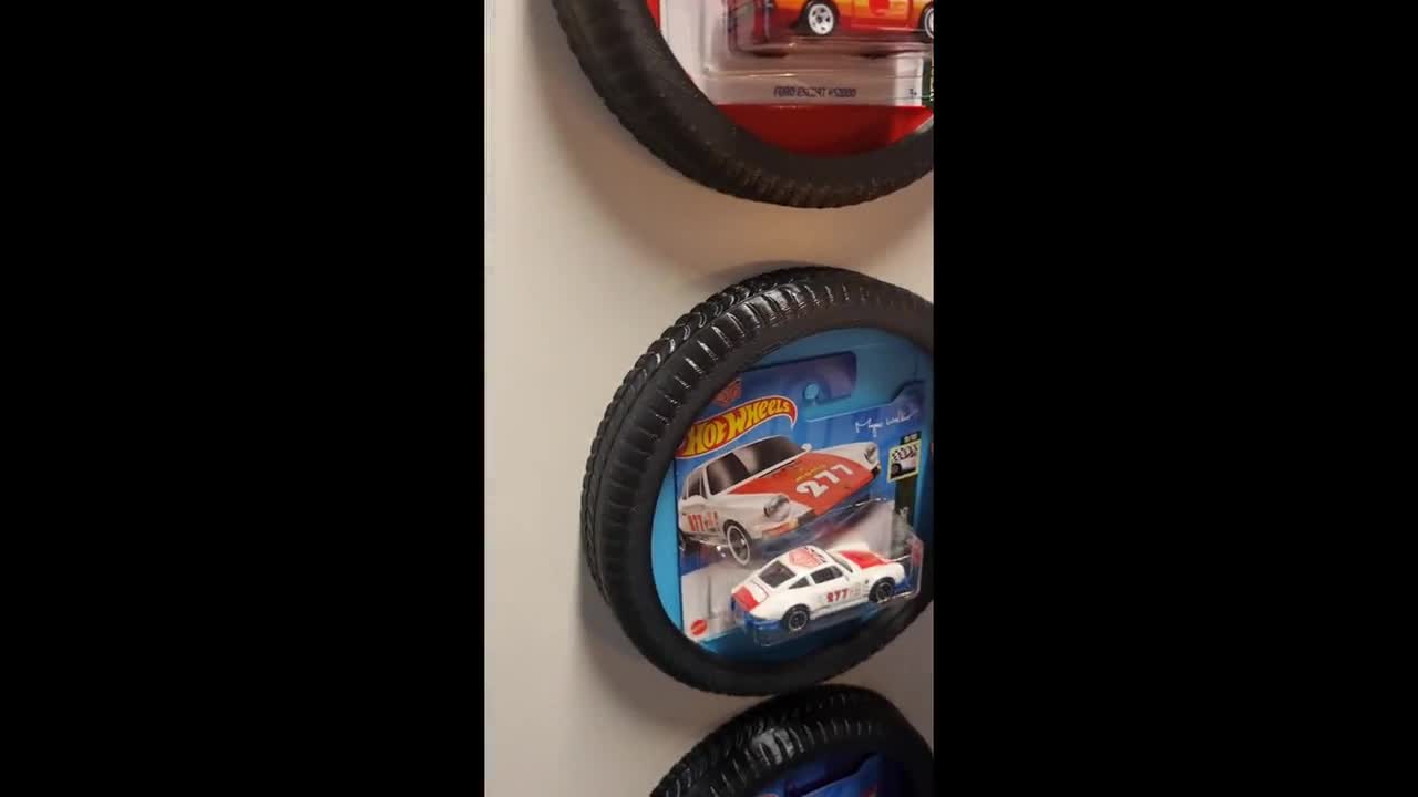 Exhibición de autos Hot Wheels: marco con forma de neumático para exhibir  tus autos de cartas cortas favoritos