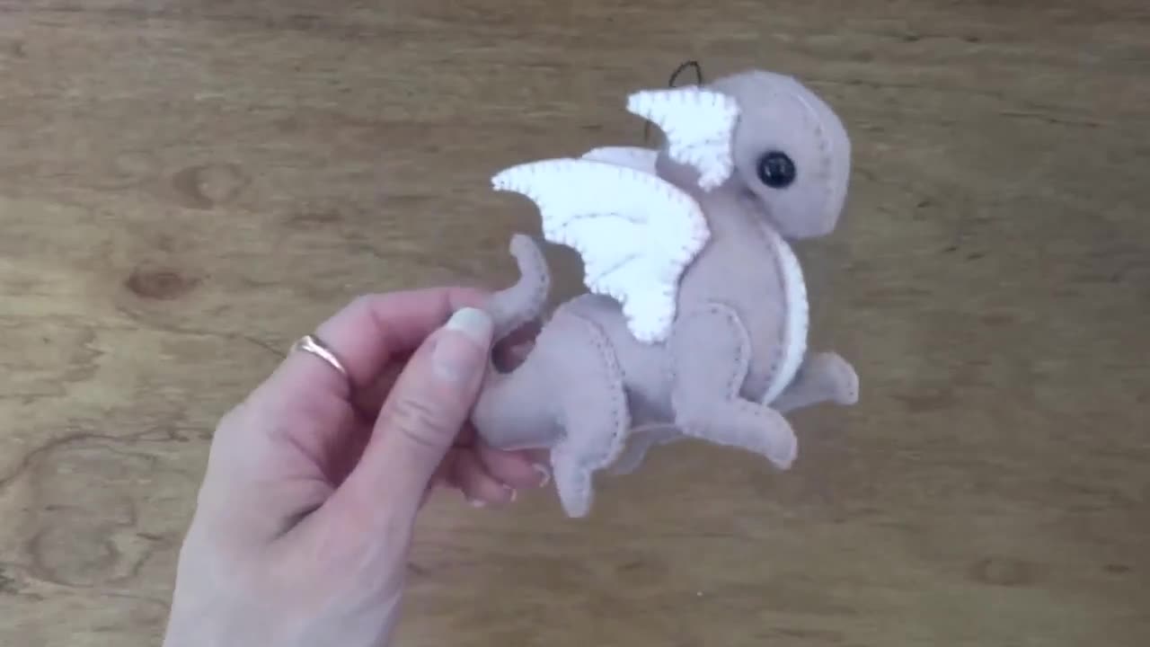 ベビードラゴン。フェルトで作るぬいぐるみの型紙と作り方ガイド