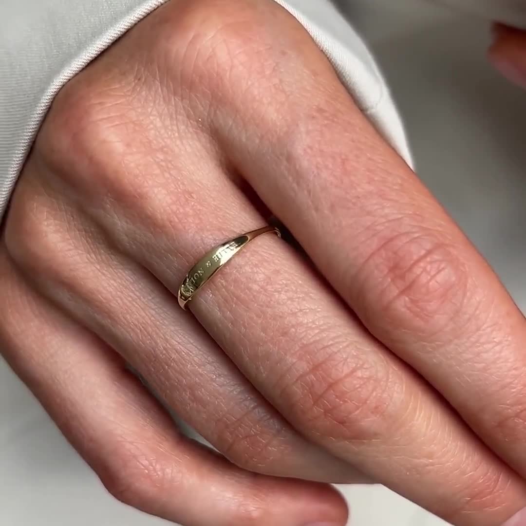 Anillo de oro de 14 quilates personalizado con grabado: Nombre minimalista • Regalo para el Día de la Madre video poster