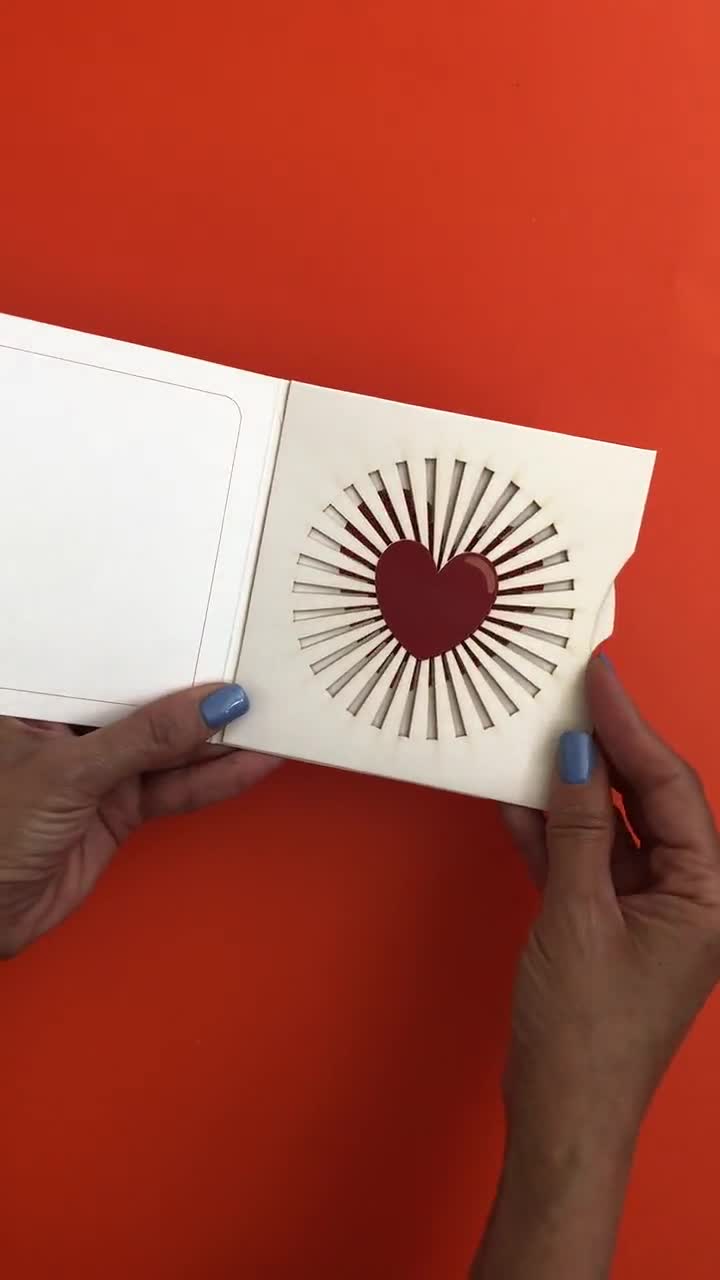 Tarjeta de felicitación desplegable XO / Corazón giratorio / Tarjeta de amor cortada con láser / Tarjeta 3D única para ella / Regalo de aniversario y San Valentín video poster