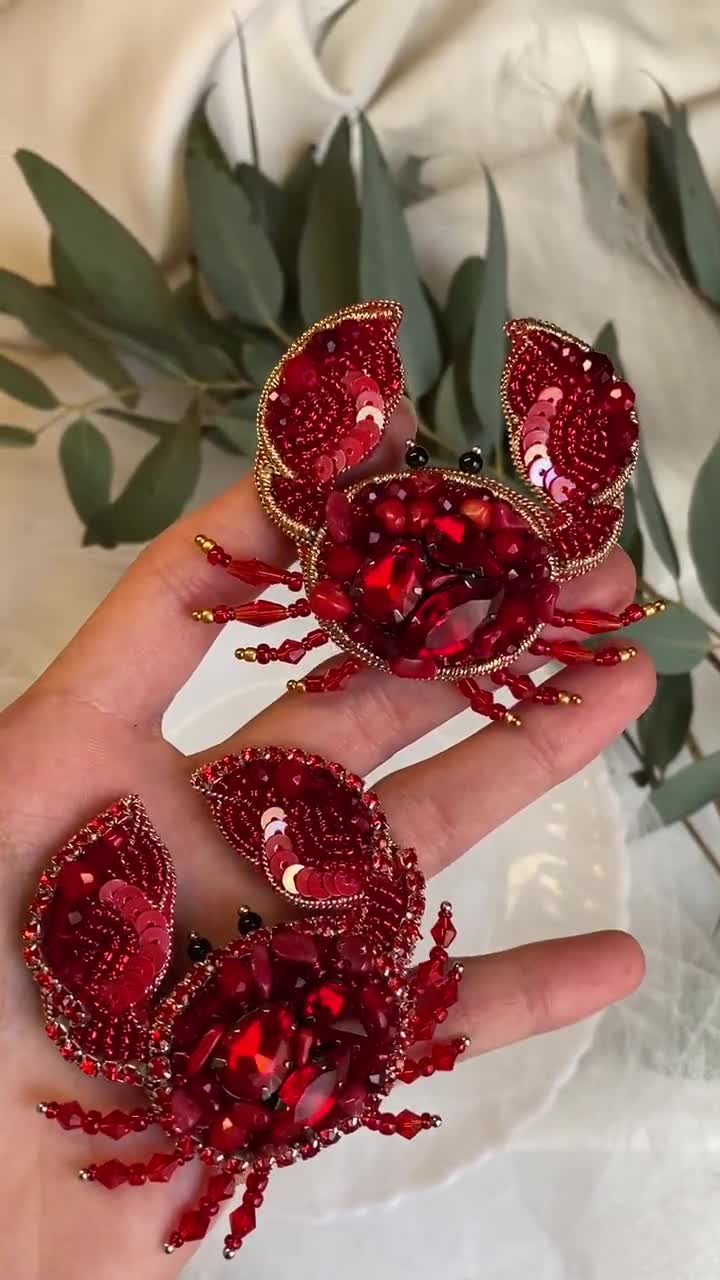 ビーズのカニのブローチ、海のカニのピン、彼女への贈り物、刺繍の金の