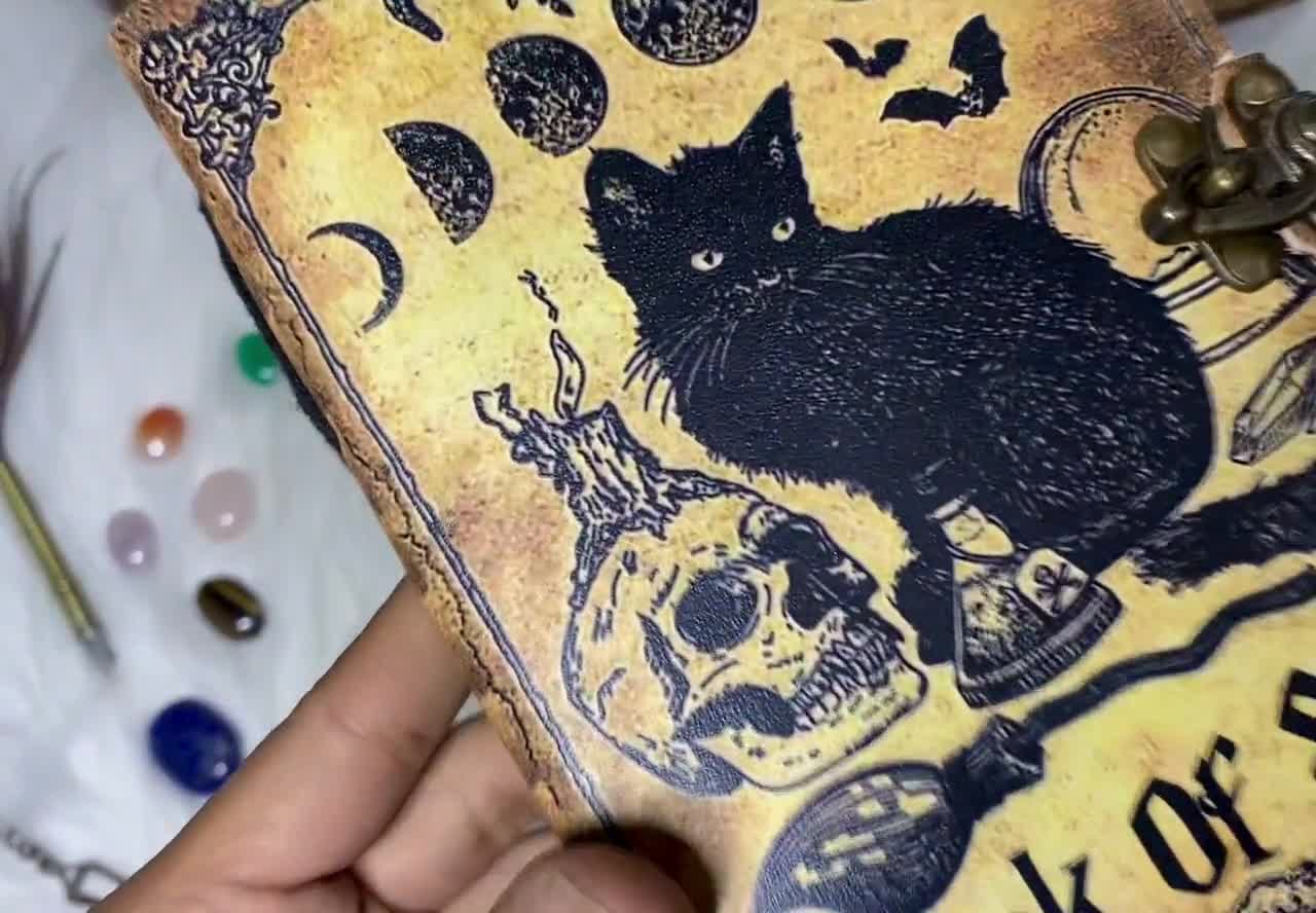 Diario de cuero Grimoire Cat: Libro de hechizos de las sombras en blanco, libro gótico de brujería video poster