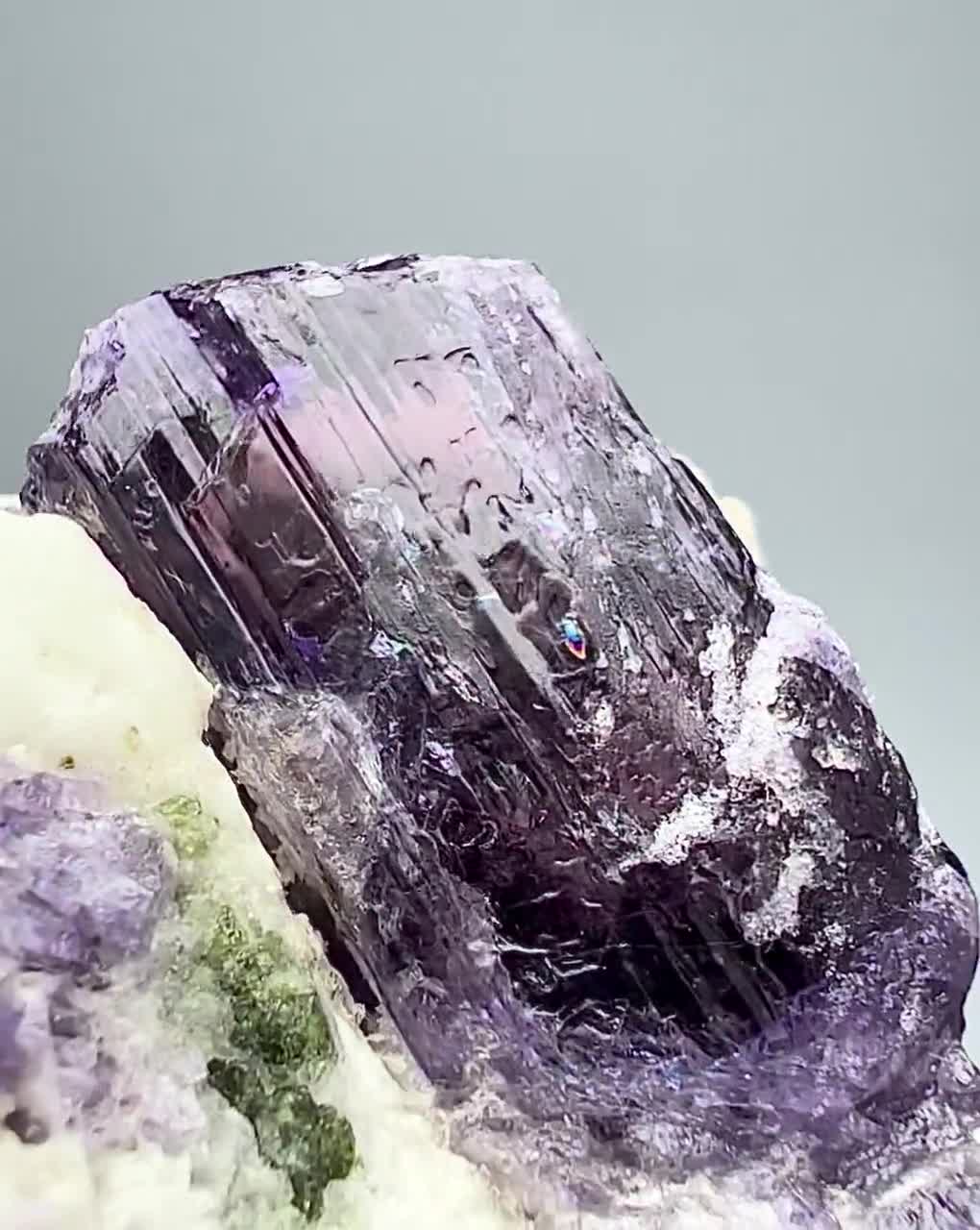 マトリックス上の蛍光紫スカポライト結晶 | アフガニスタン産鉱物標本