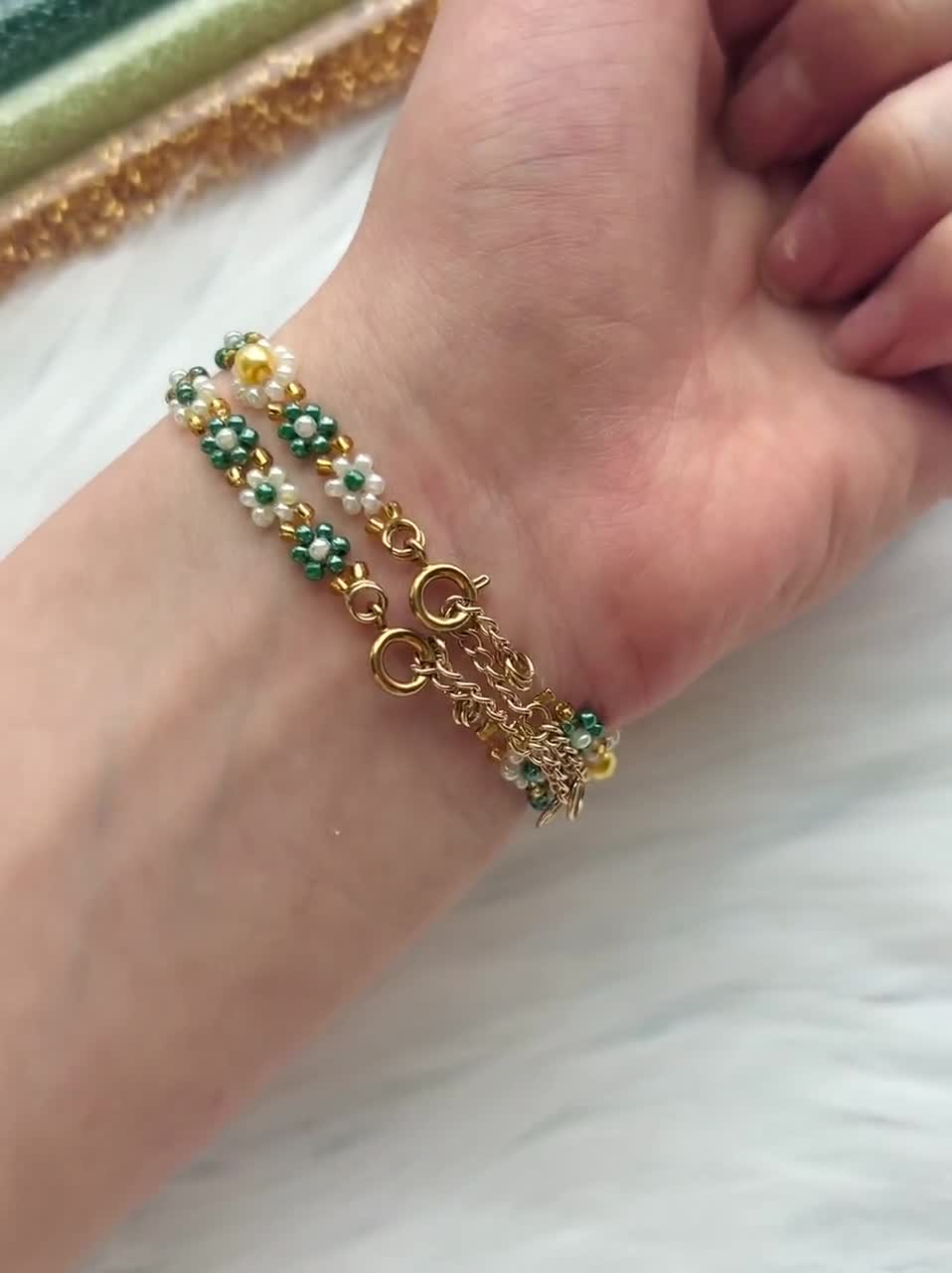 グリーンとゴールドの花のビーズブレスレット - Etsy 日本