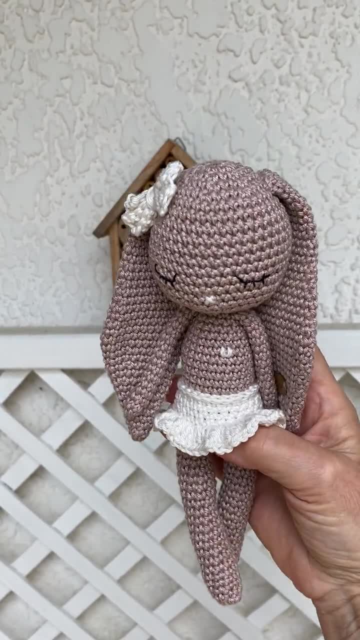 Coniglietto amigurumi per bambini con tutù CINDY coniglietto all'uncinetto  per un regalo per neonati o bambini, un regalo per una doccia neonatale o  una sessione fotografica -  Italia