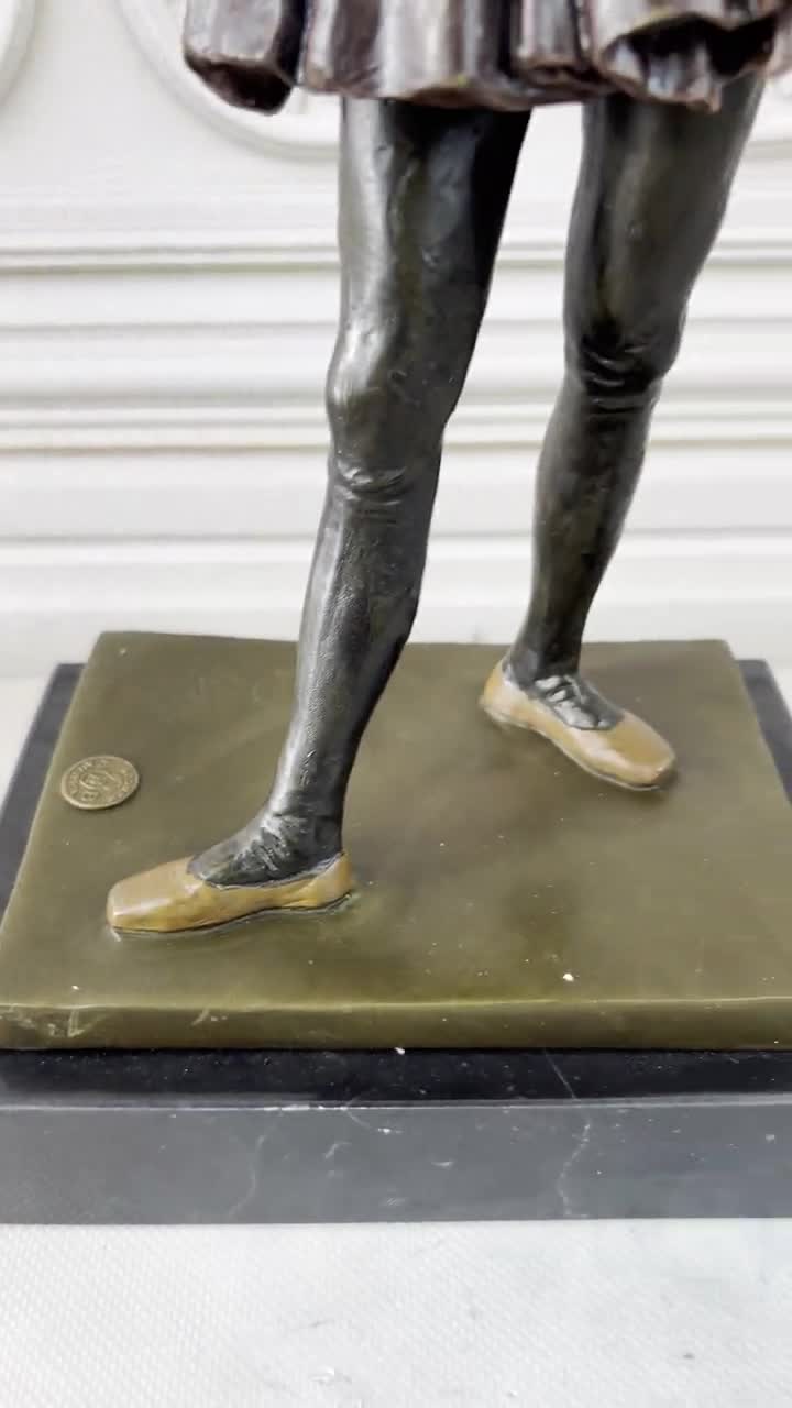 ドガ様式のブロンズ製ダンサー像 - 大理石の台座に置かれた