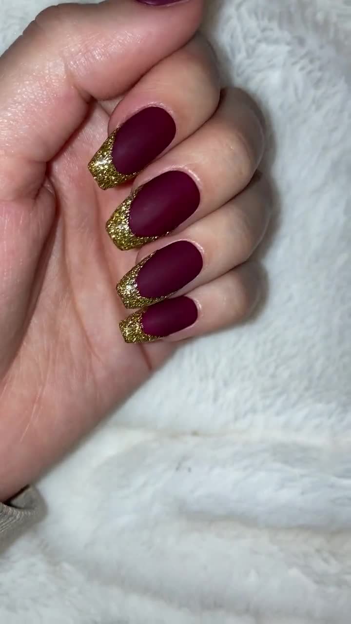 Fall manicure inspiration - matte burgundy nails with gold stripe accent.  Briar Barn Inn, an inn, spa, and restaur… | Matte nails design, Burgundy  nails, Gold nails