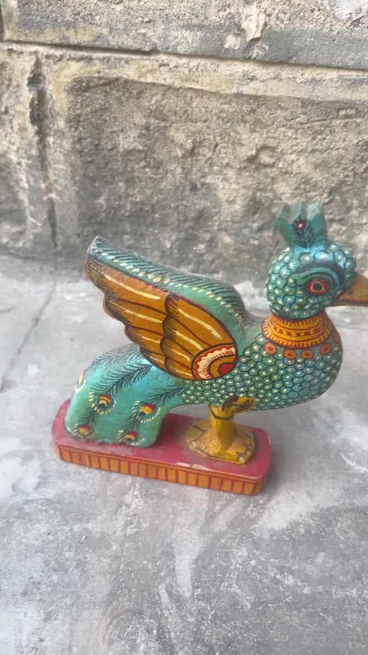 木製のカラフルな孔雀の彫刻、装飾品、木彫り、手描きの孔雀、インドの