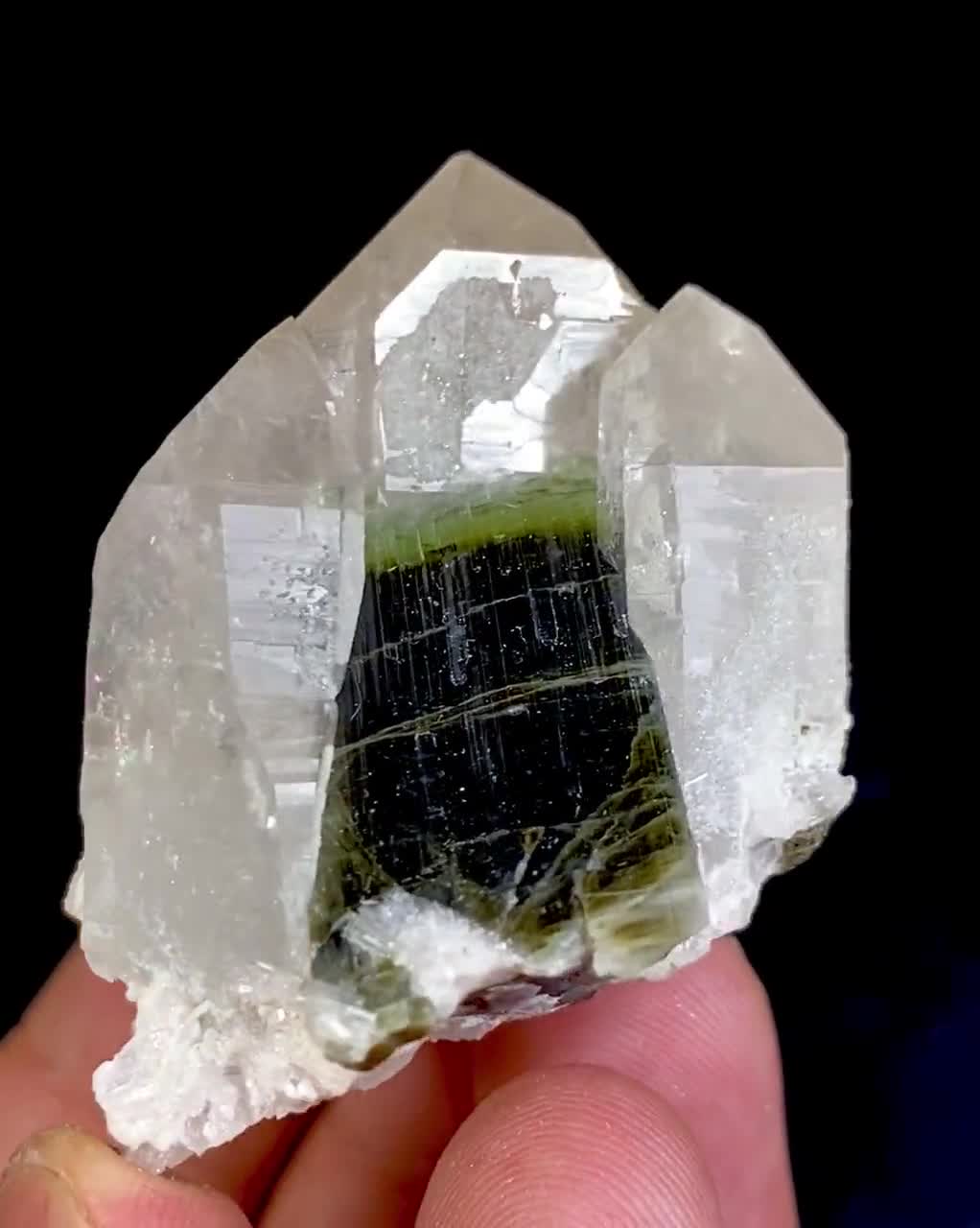 パキスタン産、62グラムのユニークなブルーキャップトルマリン入り水晶