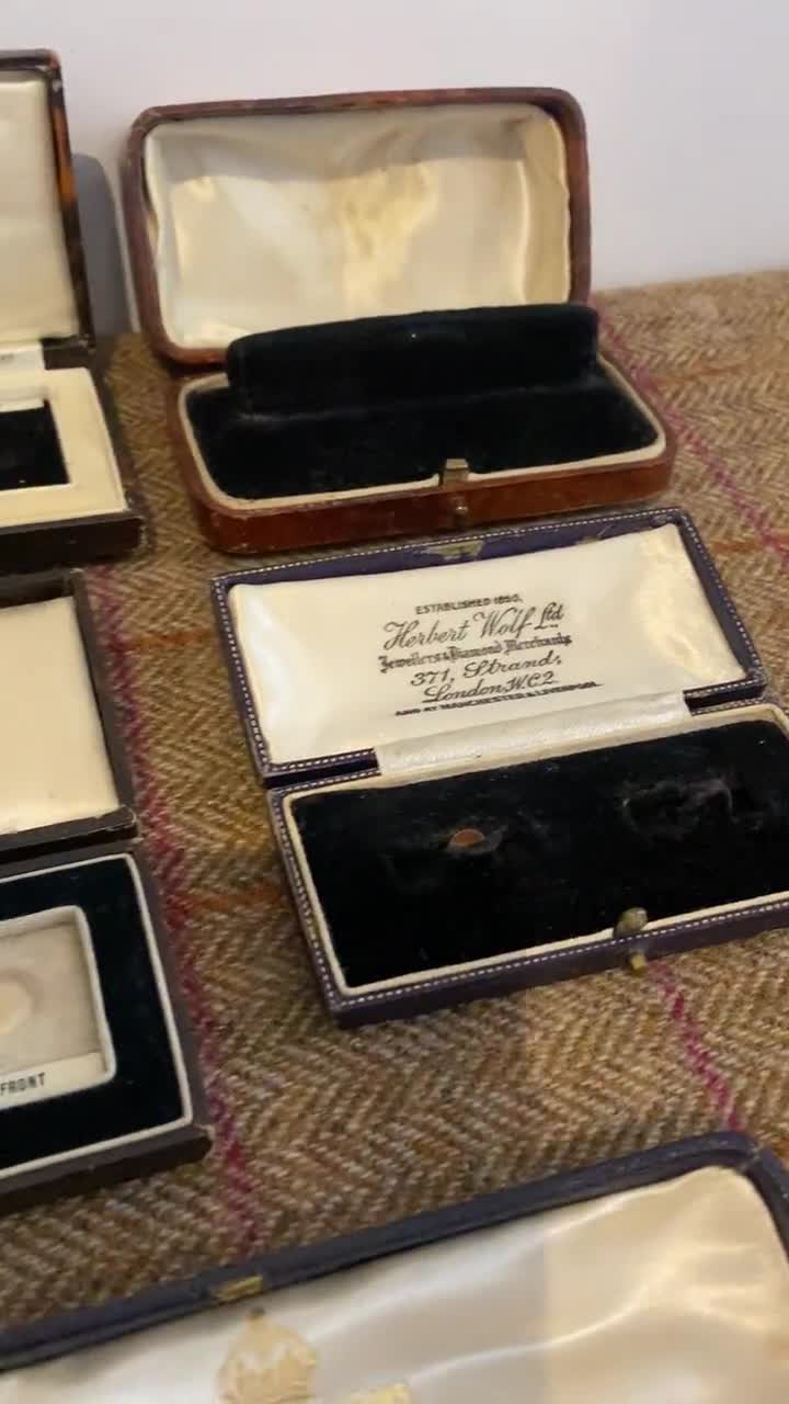 アンティークジュエリーボックスのコレクション。メンズアクセサリー用