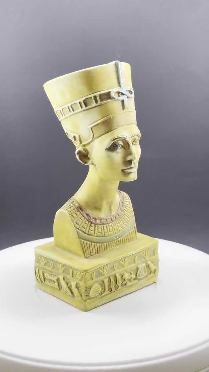 ネフェルティティ像：エジプト女王のコレクターズアイテム、エジプト製