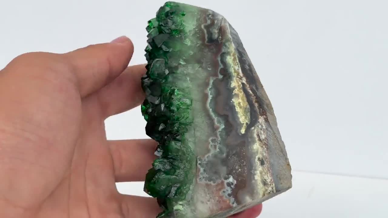 美しい緑色のジオード水晶クラスター、水晶、鉱物晶洞標本、水晶