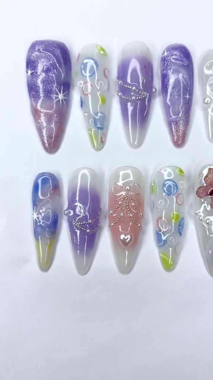 カラフルなレインボーと蝶のプレスオンネイル、手作りのトレンドの