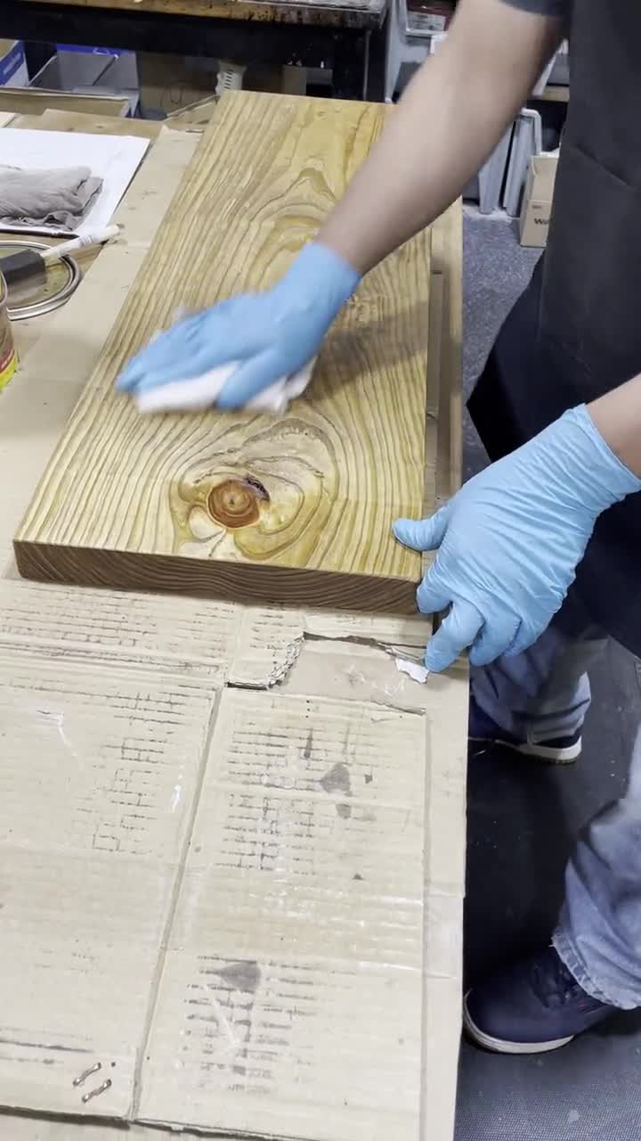 Estante flotante de pino macizo: soportes de acero resistentes, decoración rústica moderna video poster