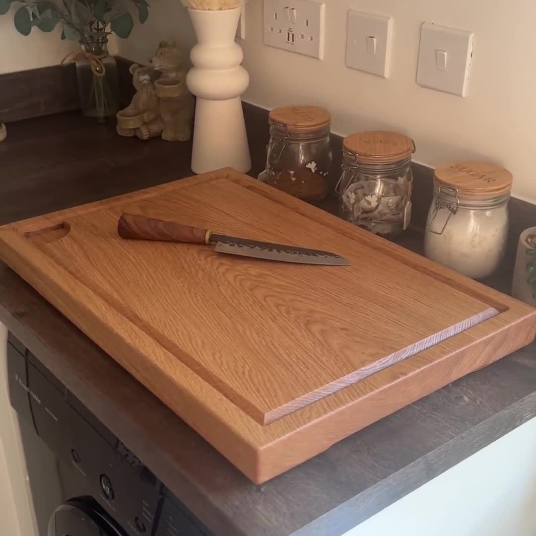 Live Edge Oak Cutting Board - Custom lengths - James Martin style - Waney  Edge wooden chopping board - With black rubber feet