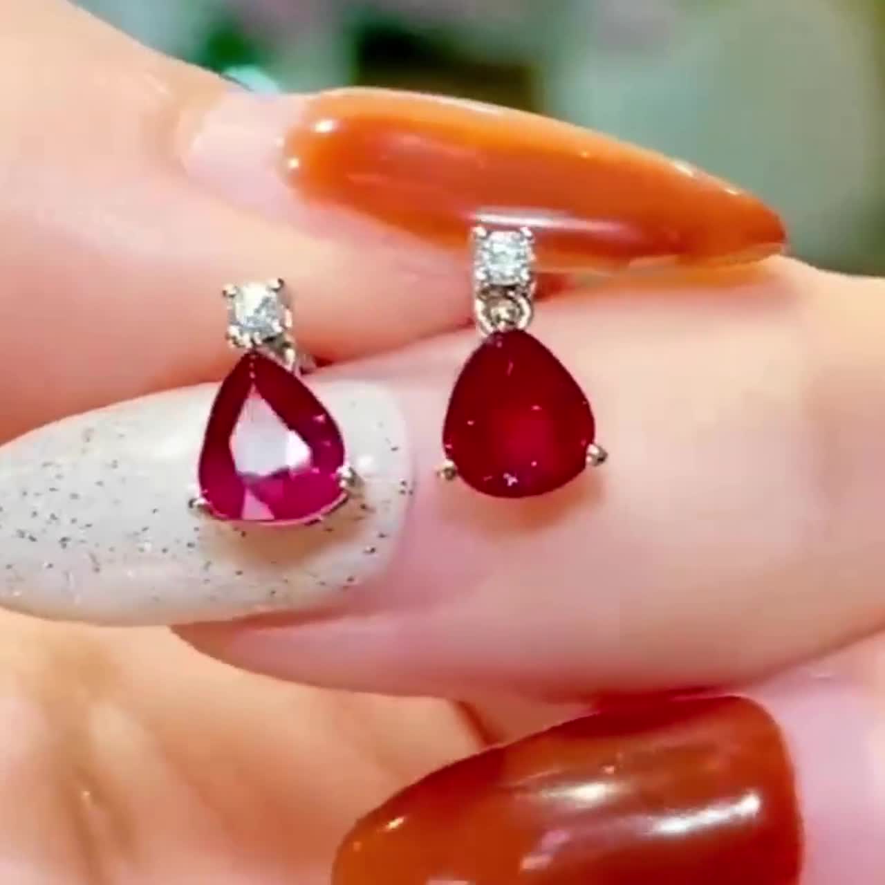 Orecchini con rubini autentici in oro massiccio 18k\Orecchini con rubini a pera minimalisti/Delicati orecchini con rubini e diamanti/piccoli orecchini con rubini fatti a mano\orecchini con rubini moderni video poster