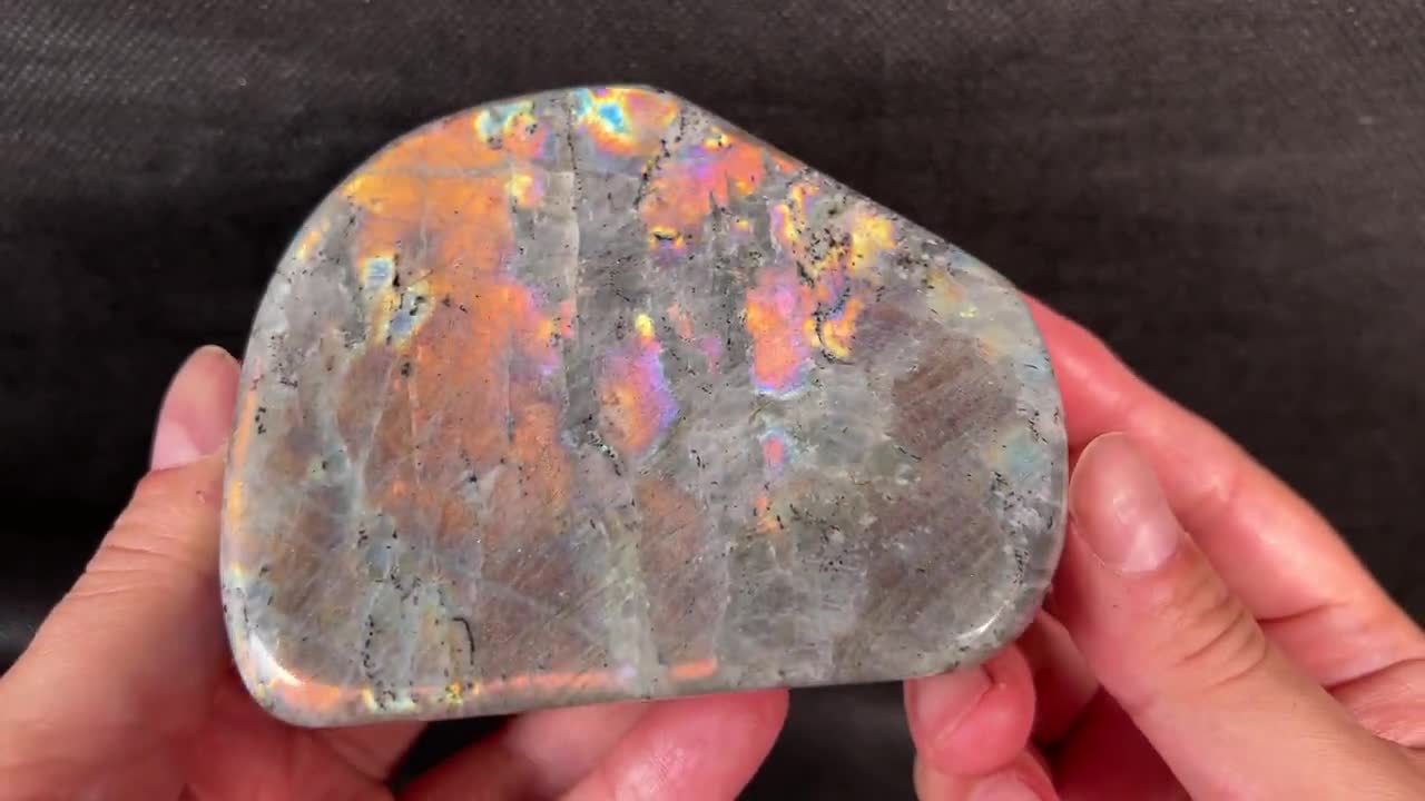 マルチカラー ラブラドライト タワー：664 グラム 本物の研磨石装飾