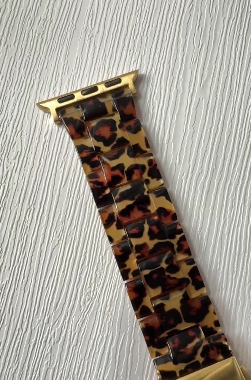 Correa de resina con estampado de leopardo para Apple Watch, 40 mm, 41 mm, 42 mm, 44 mm, 45 mm, 46 mm y 49 mm, para mujer, compatible con iWatch Series 11, 10, 9, 8, 7, 6, SE 2, 3, 4 y 5 video poster