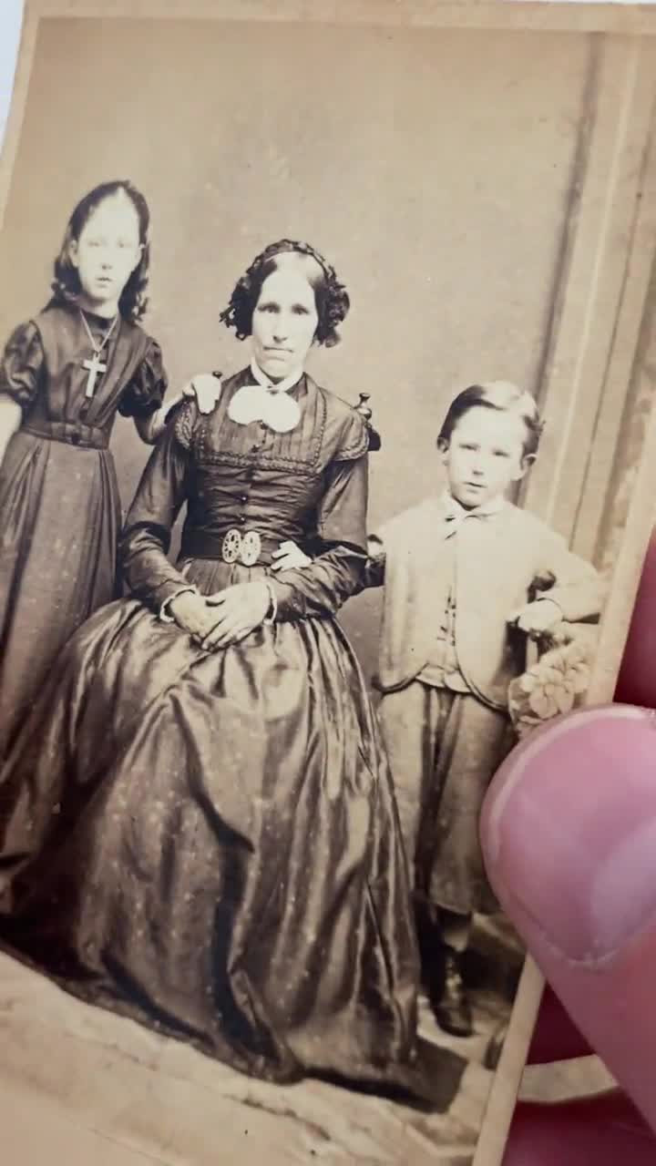 ビクトリア朝時代の母親と子供たちが喪服を着たアンティークCDV写真